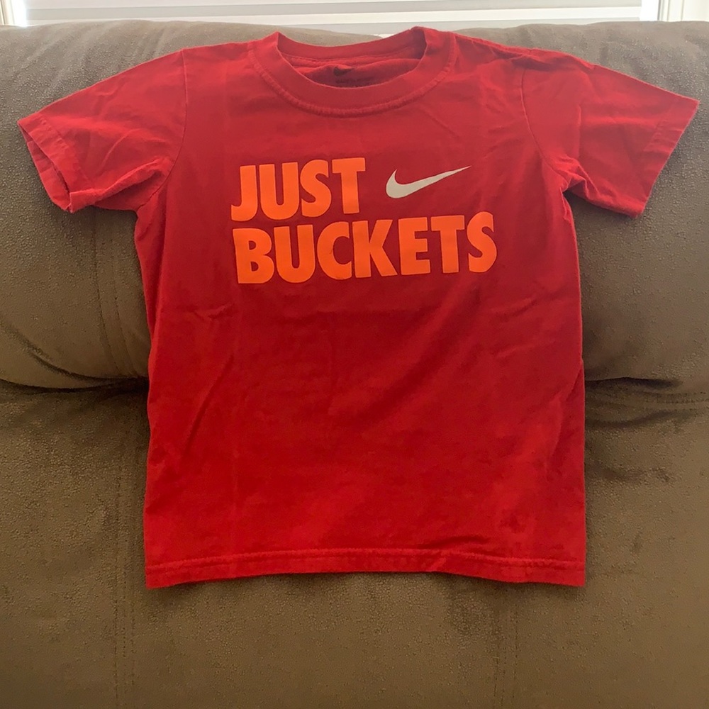 NIKE JUST BUCKETS T-shirt. Kids Sz 6.